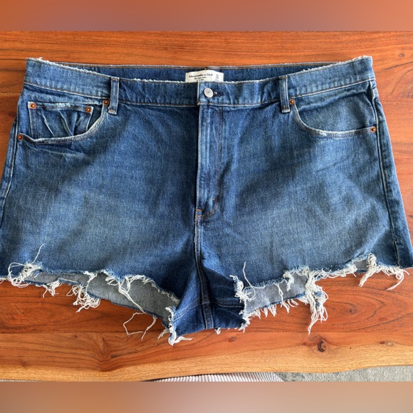 A&F The Mom Short High Rise - Picture 1 of 2